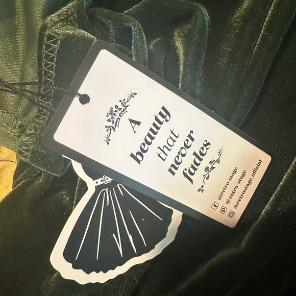 Emerald green velvet feel dress. Retro-stage - Picture 5 of 5